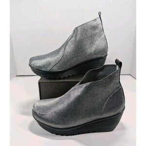 NIB Bernie Mev Maile Elastic Woven Wedge Bootie Womens Size 9 Pewter Silver
